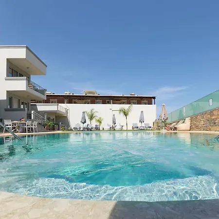 Superior Family W/pool Dining Area דירה *